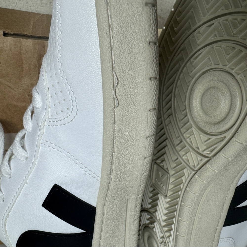 NIB VEJA V-10 Men’s Lace Up Sneakers in White/Black - Size 11.5 - Picture 7 of 9